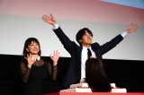 互いに感謝のお辞儀をした（左から）菅野美穂、赤楚衛二 （C）ORICON NewS inc.
