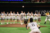 『Let’s 5！E・ZOデー』のセレモニアルピッチに登場したHKT48の市村愛里 （C）SoftBank HAWKS