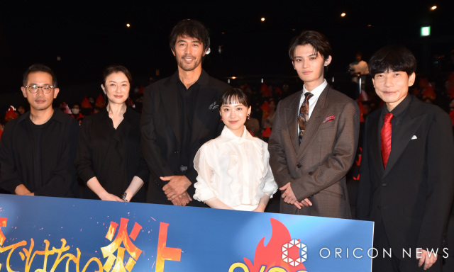 映画『俺ではない炎上』披露試写会に参加した(左から)山田篤宏監督、夏川結衣、阿部寛、芦田愛菜、藤原大祐、板倉俊之(インパルス) (C)ORICON NewS inc.