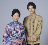 土ドラ『介護スナックベルサイユ』に出演する（左から）宮崎美子、杢代和人 （C）東海テレビ