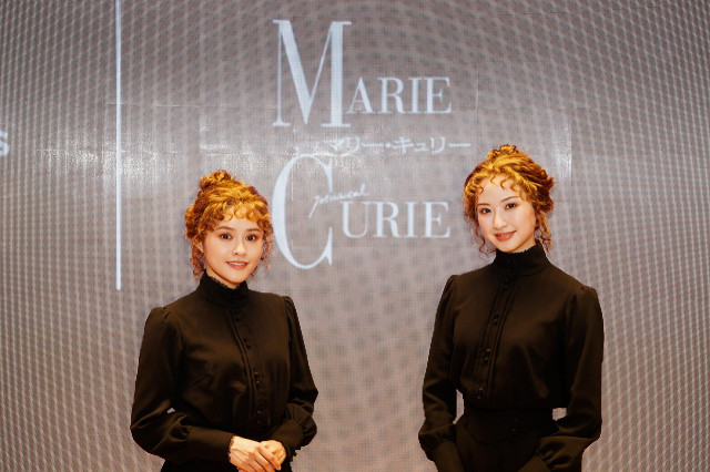 大阪・関西万博ポーランド館に登場した（左から）昆夏美、星風まどか