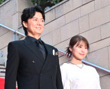 ブラックとホワイト、対比な衣装で登場した（左から）福山雅治、有村架純 （C）ORICON NewS inc.