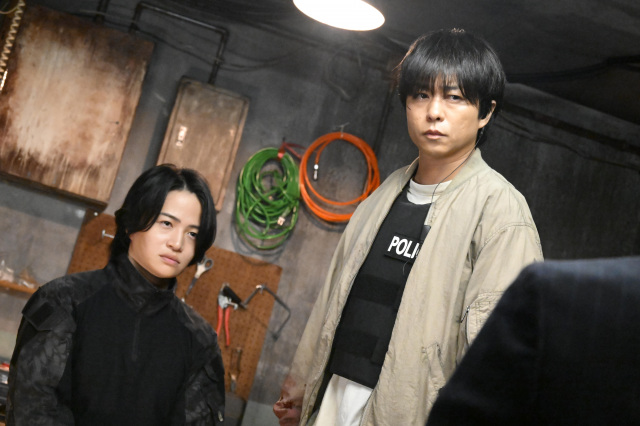 『放送局占拠』第8話に出演する(左から)菊池風磨、櫻井翔(C)日本テレビ