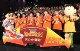 『映画クレヨンしんちゃん 超華麗！灼熱のカスカベダンサーズ』舞台あいさつに登場した（左から）しんのすけ、真柴摩利、林玉緒、小林由美子、佐藤智恵、橋本昌和監督、ボーちゃん （C）ORICON NewS inc.