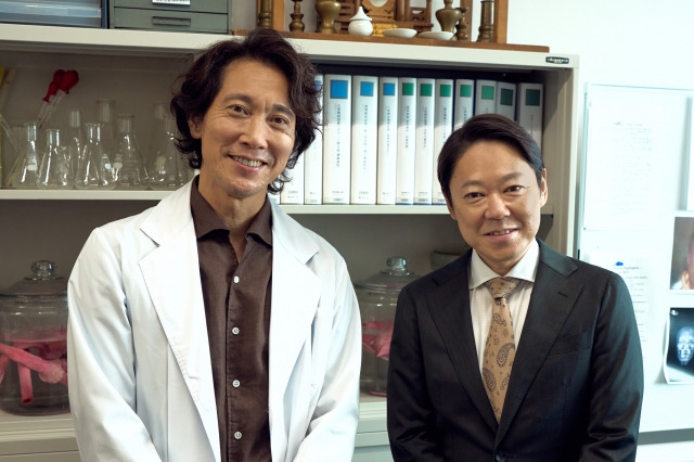 『しあわせな結婚』に出演する佐々木蔵之介、阿部サダヲ(C)テレビ朝日