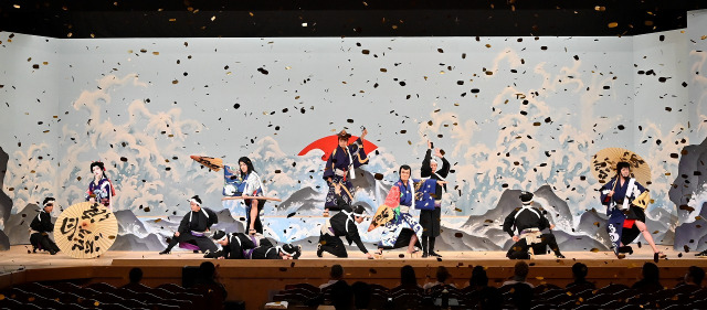 新作歌舞伎『流白浪燦星』南座で上演(左から)市川笑也、尾上右近、市川中車、片岡愛之助、市川笑三郎 (C)モンキー・パンチ(C)松竹
