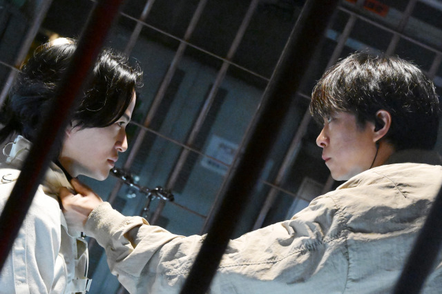 『放送局占拠』第8話に出演する(左から)菊池風磨、櫻井翔(C)日本テレビ