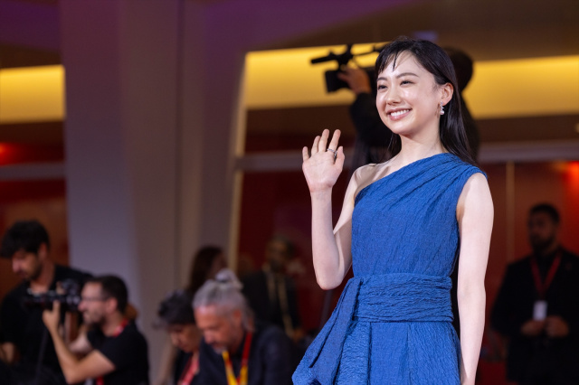 「第81回ベネチア国際映画祭」のレッドカーペットを歩いた芦田愛菜 (C)KAZUKO WAKAYAMA