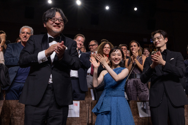 「第81回ベネチア国際映画祭」でワールドプレミアを飾った『果てしなきスカーレット』細田守監督、芦田愛菜、岡田将生 (C)KAZUKO WAKAYAMA