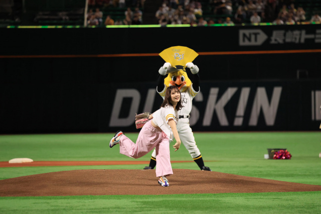 ソフトバンク戦のセレモニアルピッチに登場した内田真礼(C)SoftBank HAWKS