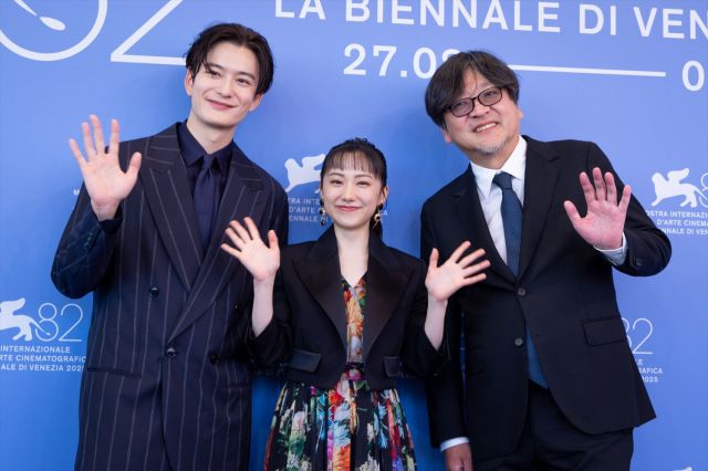「第81回ベネチア国際映画祭」でワールドプレミアを飾った『果てしなきスカーレット』岡田将生、芦田愛菜、細田守監督 (C)KAZUKO WAKAYAMA