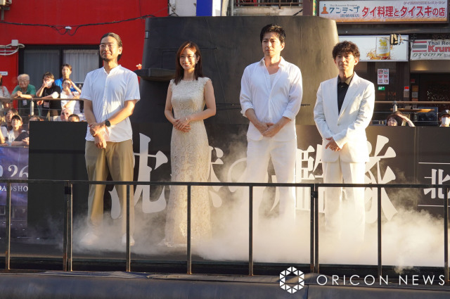 映画『沈黙の艦隊 北極海大海戦』大阪プレミアイベントに出席した(左から)吉野耕平監督、上戸彩、大沢たかお、津田健次郎 (C)ORICON NewS inc.