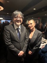 カナダ・トロントで開催された「ソニー・ピクチャーズ・クラシックス TIFF セレブレーション・ディナー」でスカーレット・ヨハンソンと記念撮影に成功した細田守監督
