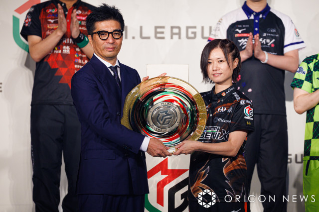 優勝シャーレを変換したセガサミーフェニックスの茅森早香 (C)Mリーグ