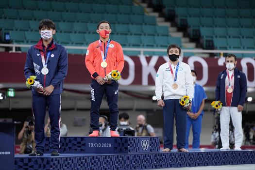 ◎(デジ五輪)柔道男子60㌔級君が代を聞く高藤直寿