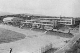 昭和６０年発刊の「大熊町史」に掲載された大熊中の建物。２年後、県は双葉郡内の学校施設の「シェルター化」を検討した