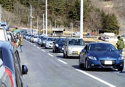 昨年３月１２日、１１４号国道は津島支所方面に向かう車で渋滞した＝浪江町提供
