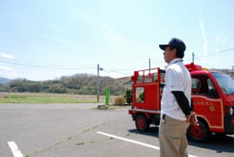 ＪＡ新ふくしま山木屋支店の駐車場で、大内さんは震災直後の不安と緊迫した状況を思い起こす。今は計画的避難区域となっている地区内をパトロールしている
