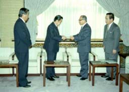 橋本首相（左から２人目）に提言する福島・佐藤（左）、福井・栗田（右から２人目）、新潟・平山の各知事＝平成８年１月