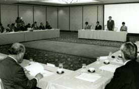 福島市で開かれた原子力政策に関する懇談会＝平成９年７月