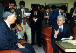佐藤知事にプルサーマル計画の延期を伝える東京電力の南社長（右）＝平成１２年１月、県庁