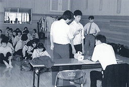 ＪＣＯ臨界事故に伴い、検査を受ける中学生＝平成１１年１０月、いわき市