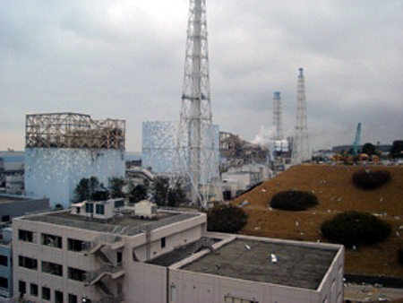 平成２３年３月１５日撮影の福島第一原発。１号機（左手前）が水素爆発するなど１～４号機で次々と事故が起きた＝東京電力提供