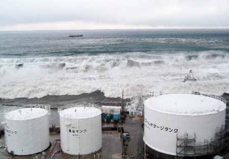 東京電力福島第一原発に押し寄せる津波。発電所が浸水し、過酷事故の原因の一つとなった＝平成２３年３月１１日撮影、東京電力提供