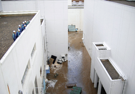 津波で浸水した東京電力福島第一原発。震災前に出された貞観津波の論文を基に、東京電力は大津波を調査・研究していた＝平成２３年３月１１日、東京電力提供