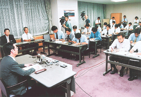 トラブル隠しの発覚で、記者会見する川手副知事（左）＝平成１４年８月２９日