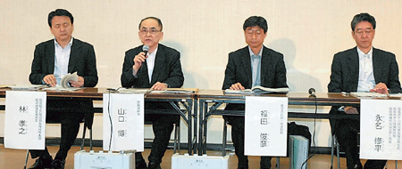 「社内事故調」の最終報告書を説明する東京電力の幹部＝６月２０日、福島市