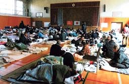 浪江高津島校に避難した浪江町民。その後、町民は二本松方面に避難した＝昨年３月、浪江町提供