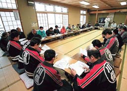 計画的避難区域の指定方針を受けた山木屋地区への説明会＝昨年４月１２日、川俣町提供
