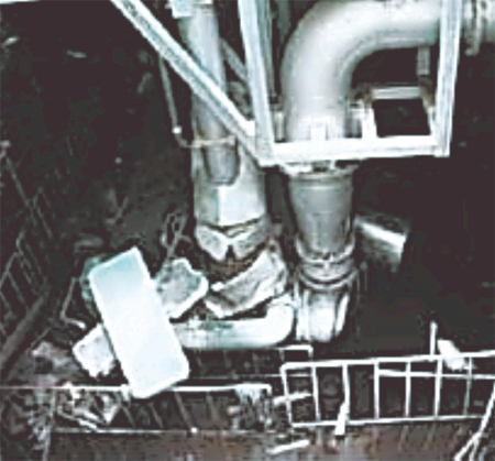 津波で水に浸かった福島第一原発１号機の非常用ディーゼル発電機＝東京電力の「社内事故調」の最終報告書より