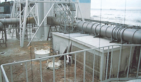 東日本大震災によって福島第一原発に押し寄せた津波。原発は未曽有の危機に陥った＝平成２３年３月１１日、東京電力提供