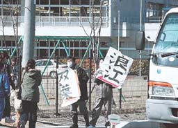 「浪江」「双葉」などと大きく書かれた紙が川俣町内の各地に掲げられ、避難者を誘導した＝昨年３月１３日、川俣町提供