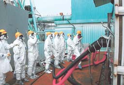 福島第一原発の状況を確認する県職員ら＝５月２１日、県提供