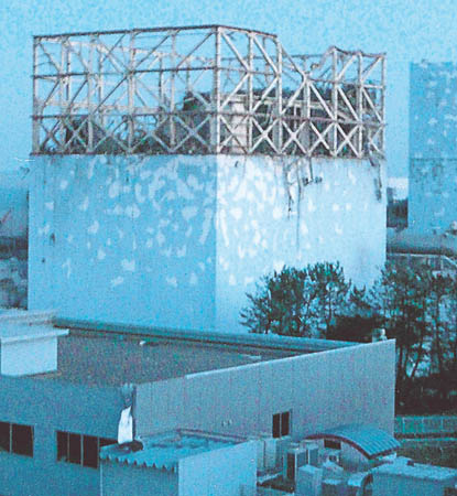 水素爆発した福島第一原発１号機。廃炉に必要な研究開発が課題だ＝平成２３年３月１２日撮影、東京電力提供