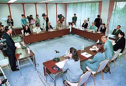 エネルギー政策の見直しに当たって開かれた「県民の意見を聴く会」。原発への賛否両論が相次いだ＝平成１３年５月