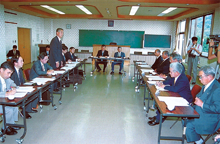 県原発所在町協議会でトラブルを説明する服部氏（左側中央）＝平成１２年８月