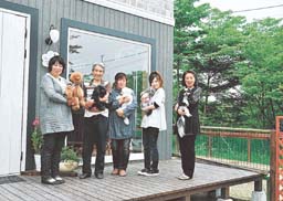 岳温泉にドッグカフェを開設した石沢さん家族とスタッフ