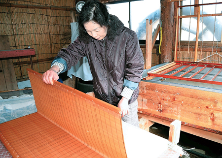 卒業証書用の遠野和紙をすく手業の会の会員