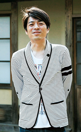 いわき市の工房の前で、伝統を受け継ぎさらなる成長を誓う近藤賢さん