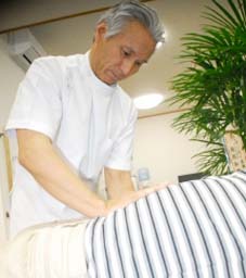 患者を丁寧にマッサージする古和田さん