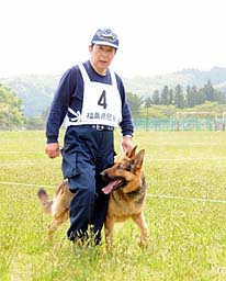 避難先から警察犬審査会に出場した渡辺さんとアウトサイダー
