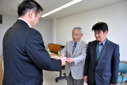 田中支社長から目録を受ける（右から）楽行政区長、渡辺総代