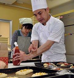 試作のパンを作る八橋さん（右）と姉の矢内さん