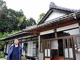 農家民宿を計画する自宅前で古里復興への意欲を示す星さん