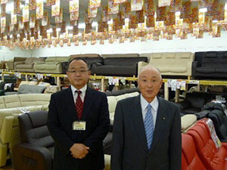 宮城進出の拠点・仙台富谷店で発展を誓う松本さん父子