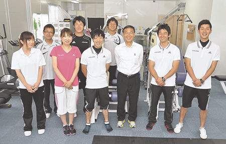 震災以来、スタッフがそろったフィットネスジム。笑顔を見せる高田副社長（前列右から３人目）ら